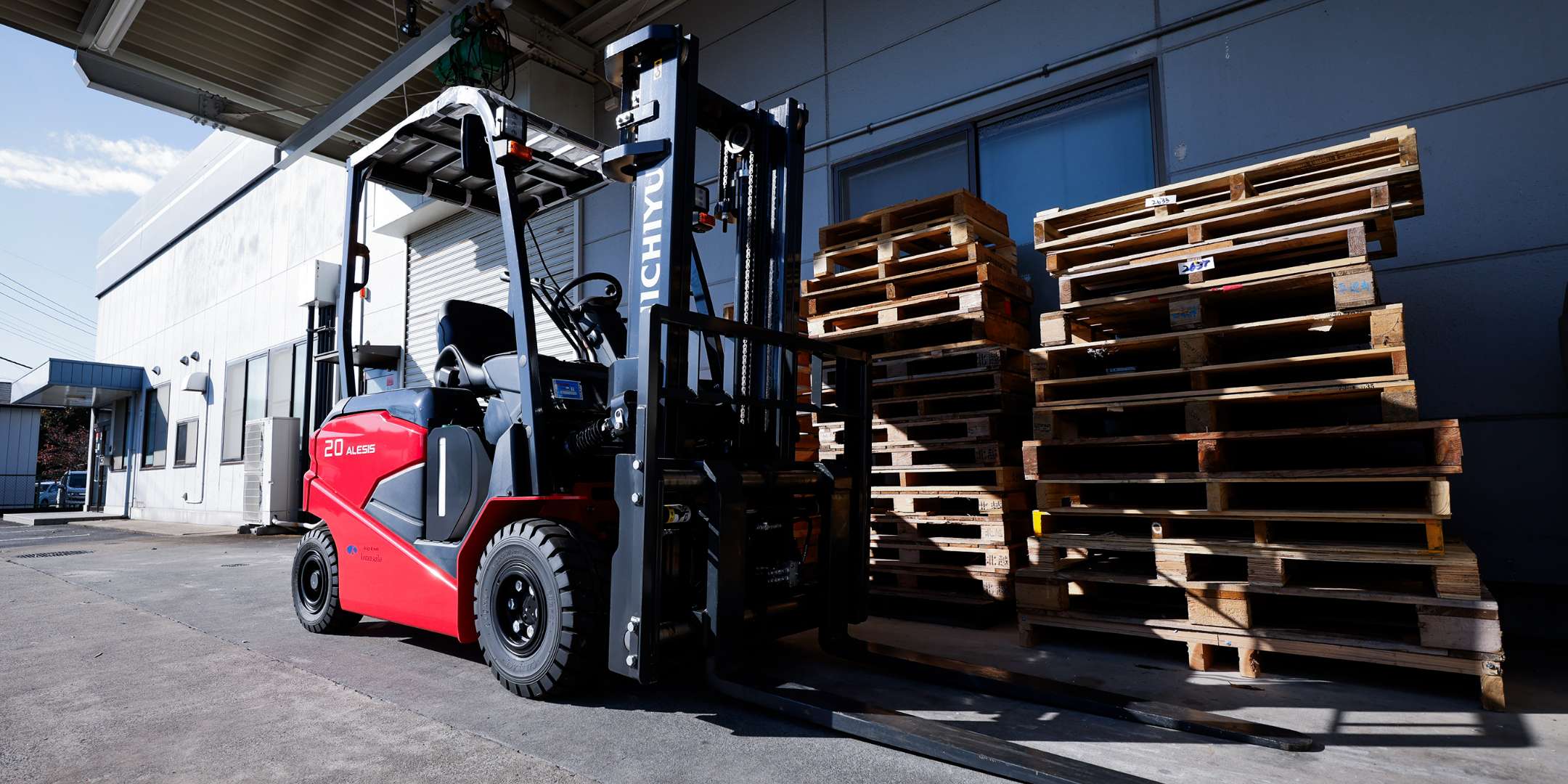 コナン精工株式会社の社名が刻まれた金属製の看板